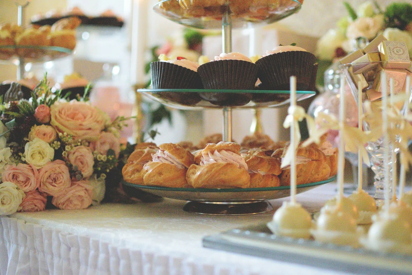 Mesa con flores y cake pops