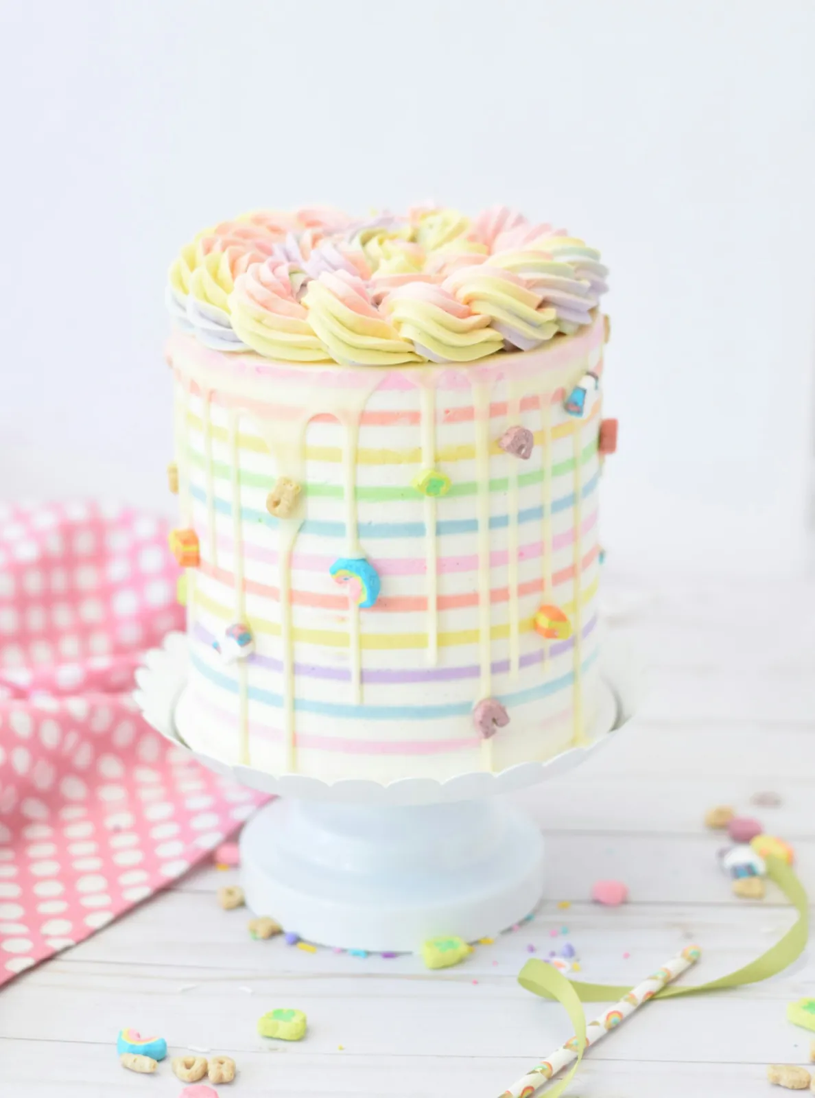 Torta arcoíris con goteo blanco
